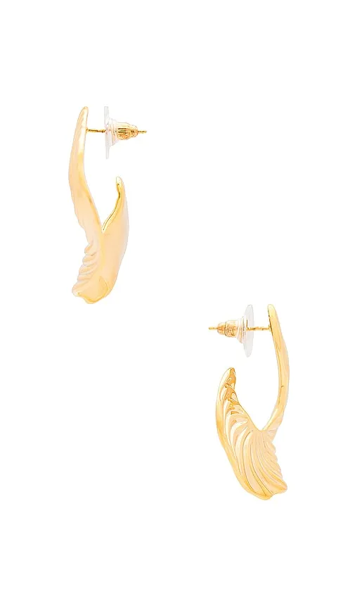 Amber Sceats Curve Earrings in Metallic Gold