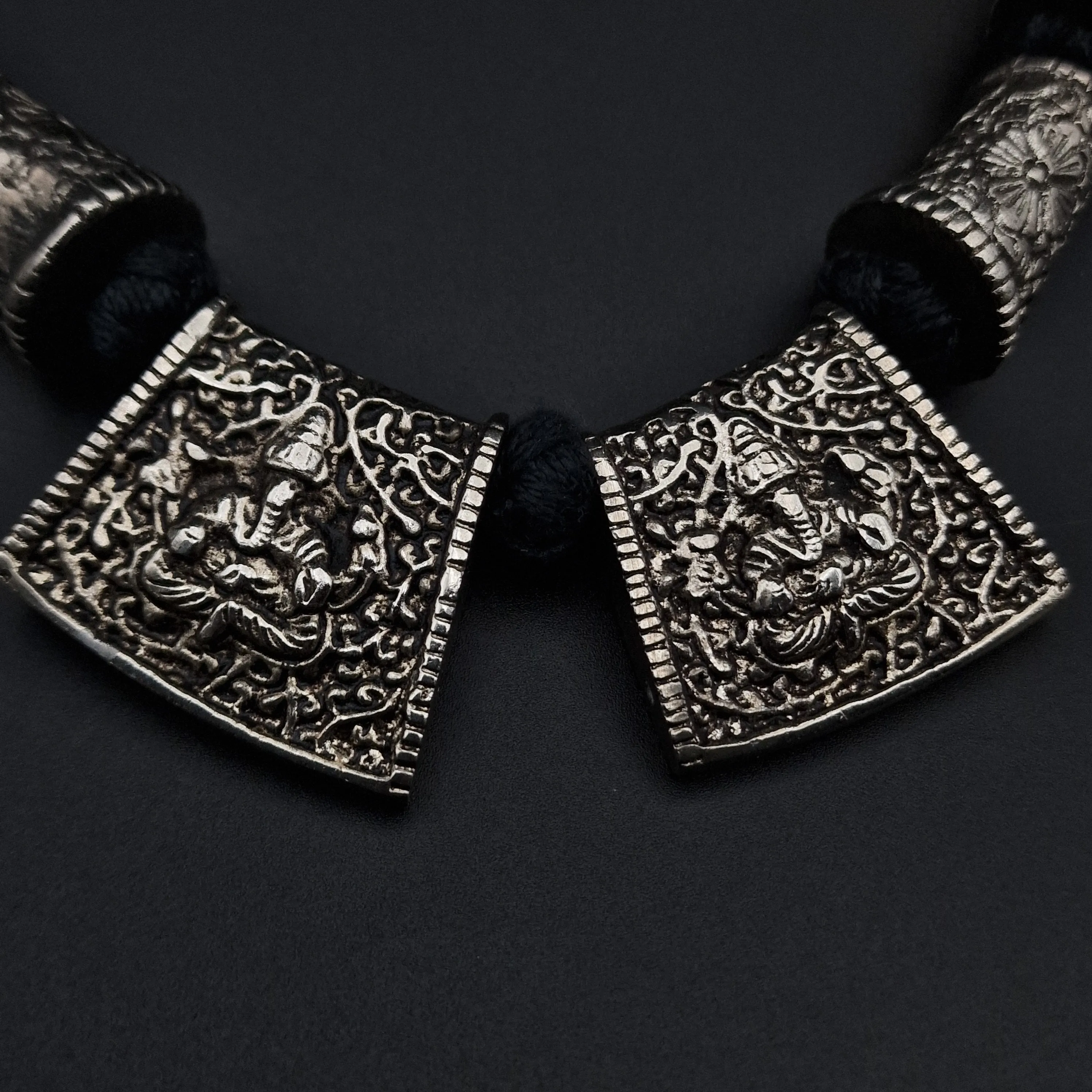 Chunky Necklace with Ganesha in White Metal