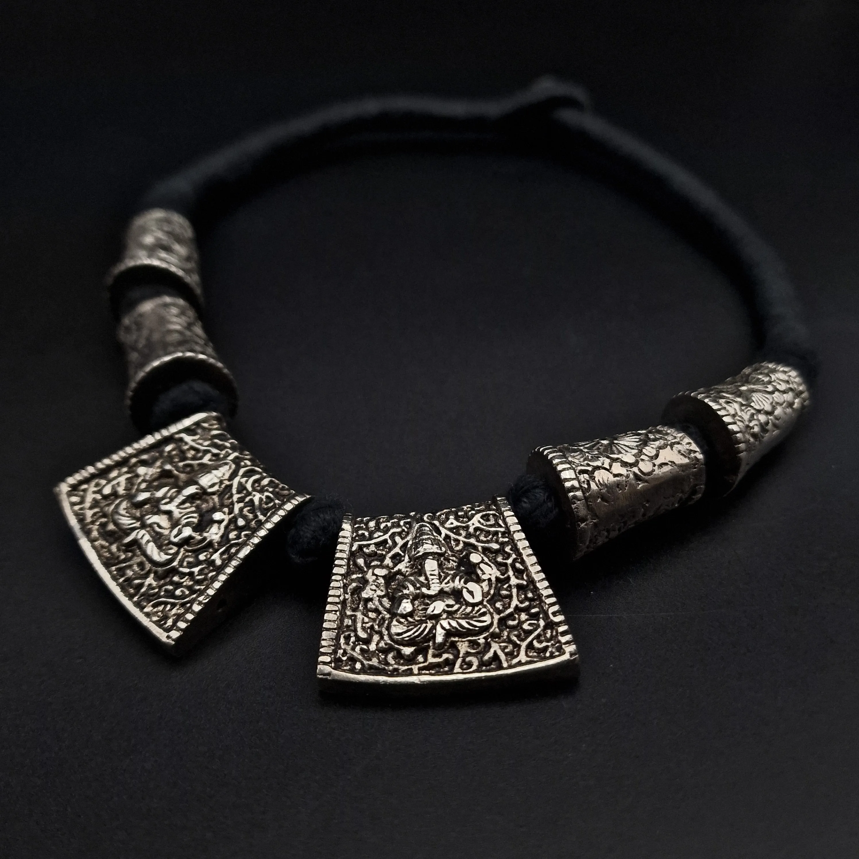 Chunky Necklace with Ganesha in White Metal
