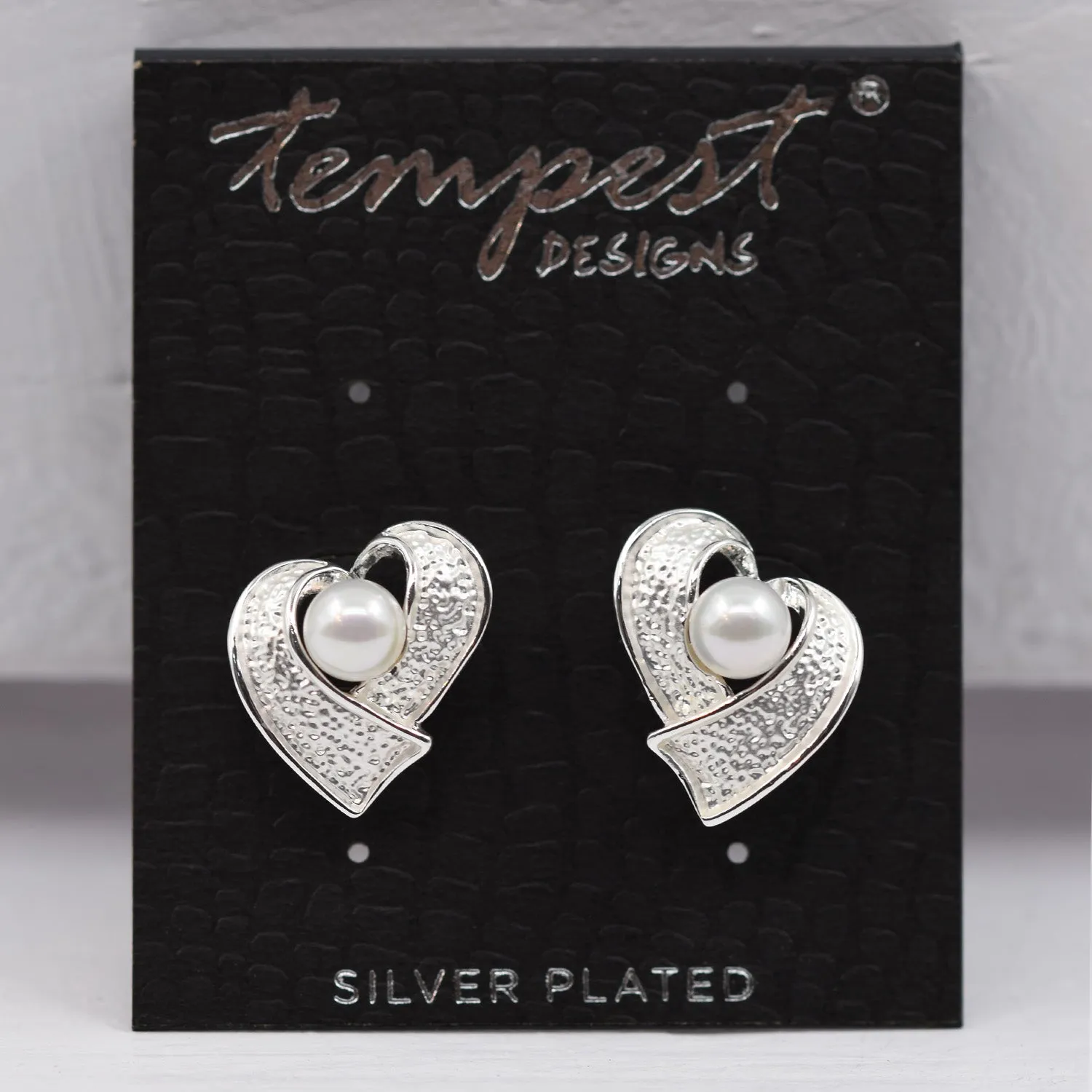 Delicate heart stud swirl earrings with central pearl