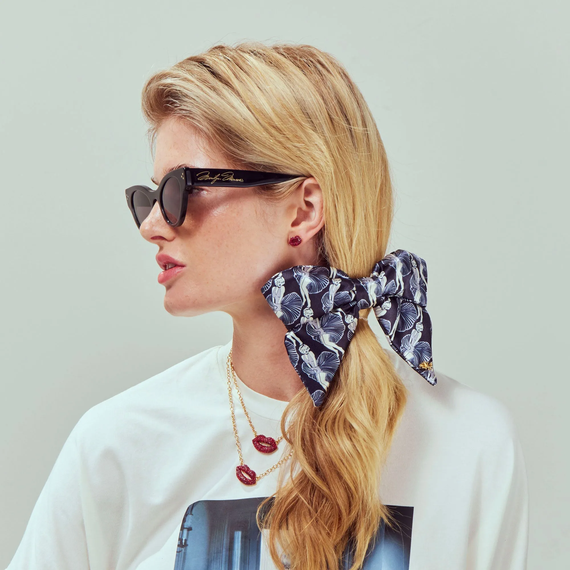 JET LELE SADOUGHI X MARILYN MONROE PRINTED BOW