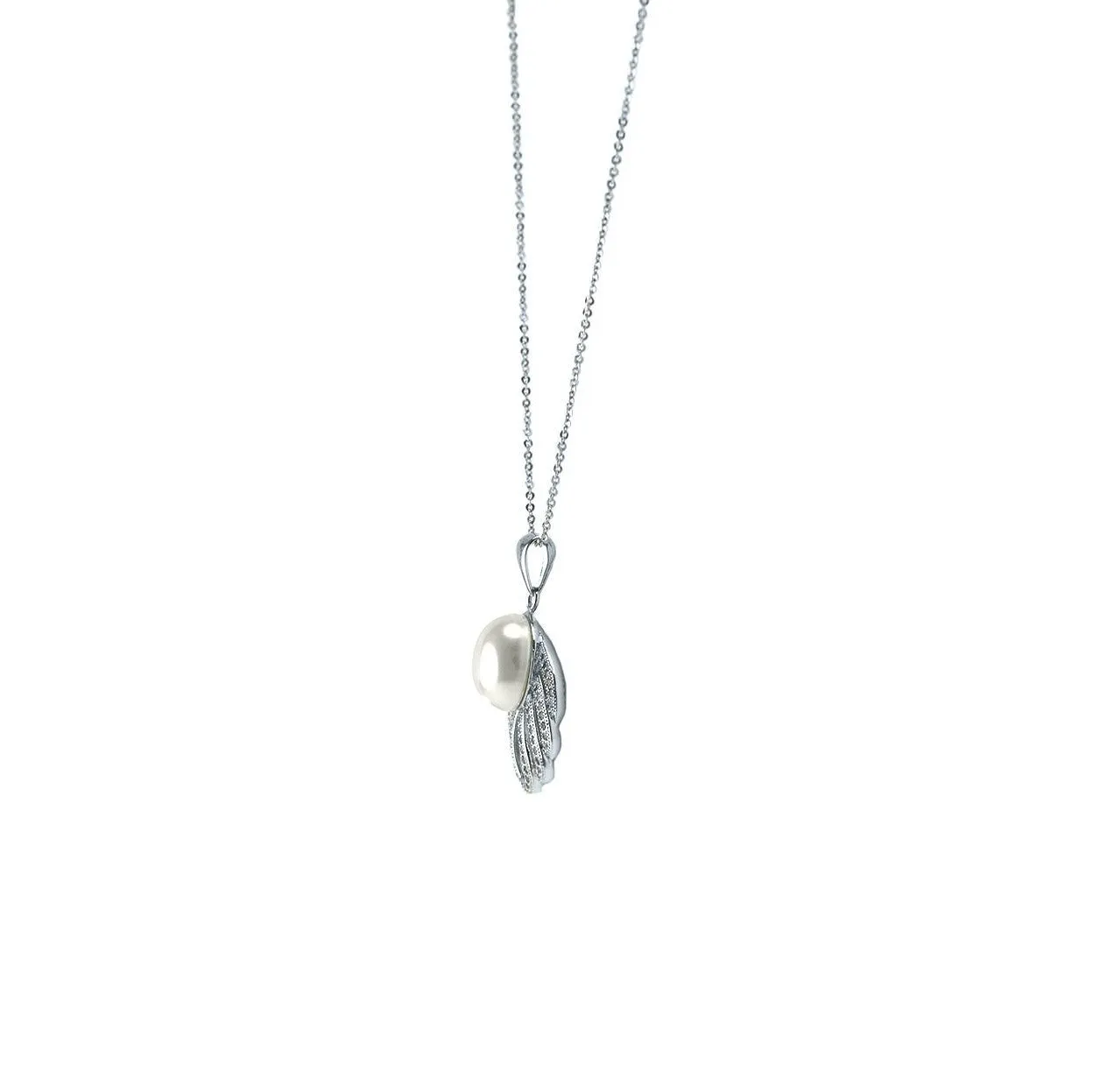 Lordyna White Pearl Clam Pendant